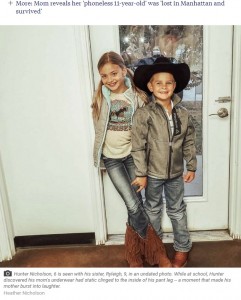 6歳のハンター君（右）と9歳の姉（画像は『ABC News　2020年2月29日付「Mom’s hilarious post reveals son found her underwear stuck to pant leg at school」（Heather Nicholson）』のスクリーンショット）