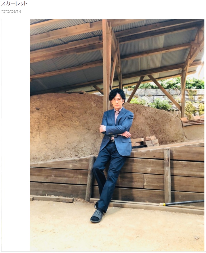 スーツにサンダル履きでポーズをとる稲垣吾郎（画像は『稲垣吾郎　2020年3月18日付オフィシャルブログ「スカーレット」』のスクリーンショット）