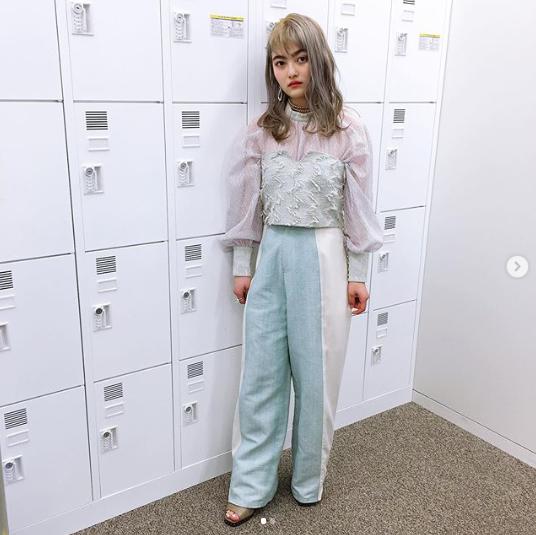 井上咲楽『ぐるナイ』での衣装（画像は『井上咲楽　2020年3月13日付Instagram「ぐるナイ衣装です！」』のスクリーンショット）