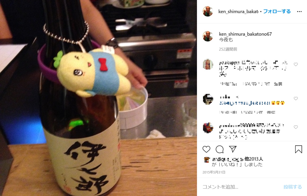 愛飲の焼酎にはふなっしーのマスコットが（画像は『志村けん　2015年5月31日付Instagram「今夜も」』のスクリーンショット）