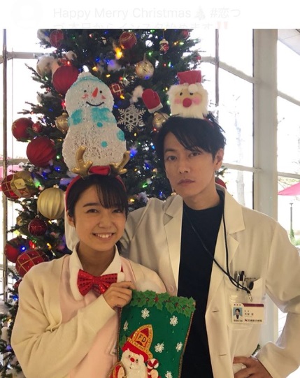 『恋つづ』では医師と看護師を演じた佐藤健と上白石萌音（画像は『【公式】火曜ドラマ「恋はつづくよどこまでも」　2019年12月24日付Instagram「Happy Merry Christmas」』のスクリーンショット）