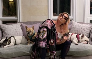 「私は家で犬達とたわむれてるわ」とガガ（画像は『Lady Gaga　2020年3月14日付Instagram「So I talked to some doctors and scientists.」』のスクリーンショット）