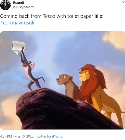 映画『ライオンキング』のシンバがトイレットペーパーに（画像は『Russell　2020年3月10日付Twitter「Coming back from Tesco with toilet paper like:＃coronavirusuk」』のスクリーンショット）