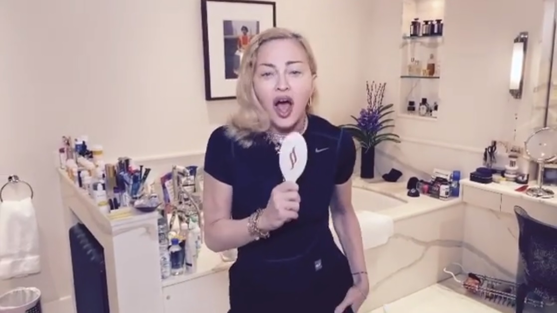 自宅待機中の様子も公開しているマドンナ（画像は『Madonna　2020年3月20日付Instagram「Living in Special Times............its 3 am-cut me some slack people.」』のスクリーンショット）