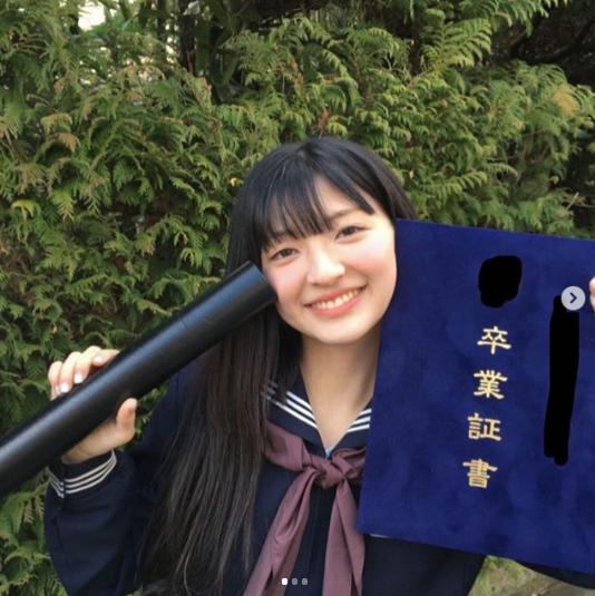 卒業証書を手に微笑む甲田まひる（画像は『Mahiru Coda 甲田まひる　2020年3月15日付Instagram「FINISHED HIGH SCHOOL」』のスクリーンショット）