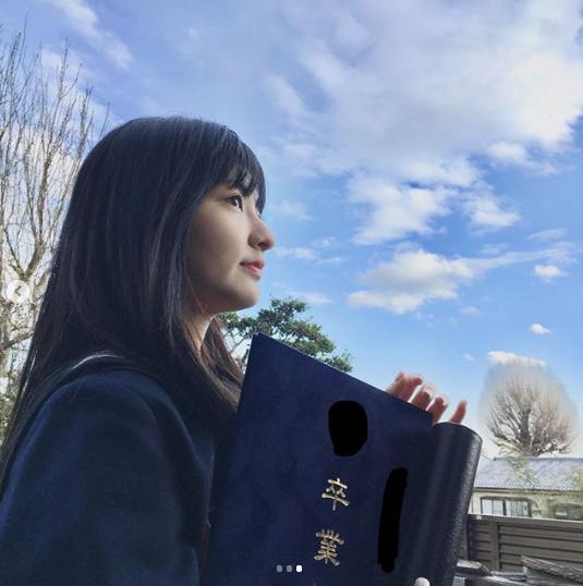 卒業した甲田まひるを祝うかのような青空（画像は『Mahiru Coda 甲田まひる　2020年3月15日付Instagram「FINISHED HIGH SCHOOL」』のスクリーンショット）