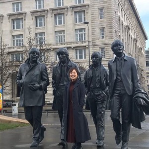 銅像と再会した水卜麻美アナ（画像は『公式_ANOTHER SKY　2020年3月23日付Instagram「ビートルズの故郷、リバプールに到着した水卜アナ。」』のスクリーンショット）