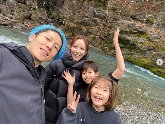 奥多摩キャンプを楽しむMIYAVIファミリー（画像は『MELODY LEE ISHIHARA　2020年3月10日付Instagram「Went camping in the Okutama region in western Tokyo!!」』のスクリーンショット）