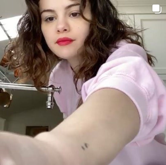 セレーナ、次の挑戦者に「パワフルな女性」3人を指名も（画像は『Selena Gomez　2020年3月21日付Instagram「Alright, here’s my ＃SafeHands Challenge」』のスクリーンショット）