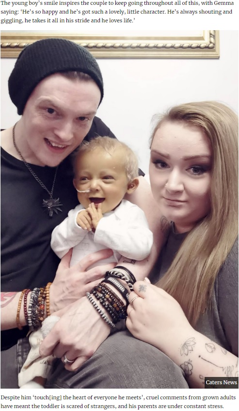 笑顔を見せるローガン君と両親（画像は『UNILAD　2020年3月10日付「Devon Toddler With Rare Condition Is ‘Always Smiling’ Despite People’s Nasty Comments」（Caters News）』のスクリーンショット）