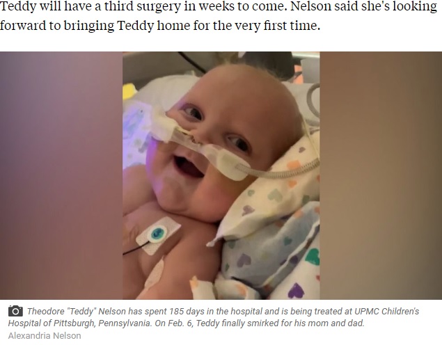 2度目の手術の後、初めて笑った赤ちゃん（画像は『ABC News　2020年3月5日付「Baby who had 2 open-heart surgeries smiles for 1st time in hospital」（Alexandria Nelson）』のスクリーンショット）