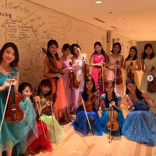 最近の『高嶋ちさ子 12人のヴァイオリニスト』集合写真（画像は『Chisako Takashima　2020年2月1日付Instagram「新潟りゅーとぴあ公演。」』のスクリーンショット）