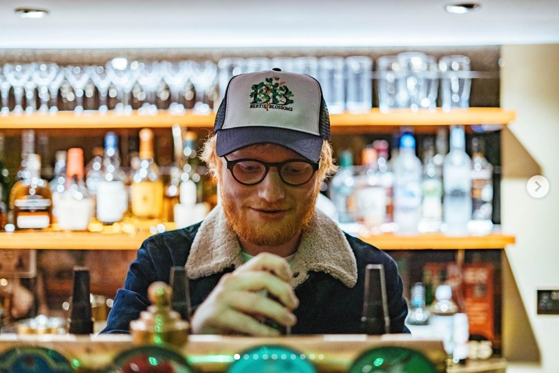 自身が経営するパブでのエド・シーラン（画像は『Ed Sheeran　2019年9月26日付Instagram「Me and ＠stuartcamp73 have opened up our own bar in London.」』のスクリーンショット）