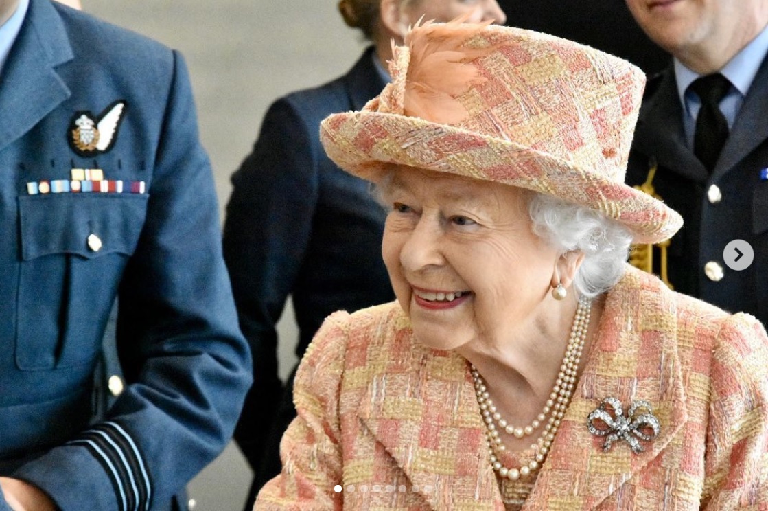 現在はウインザー城で過ごしているエリザベス女王（画像は『The Royal Family　2020年2月2日付Instagram「he Queen, Honorary Air Commodore visited ＠rafmarham in Norfolk today.」』のスクリーンショット）