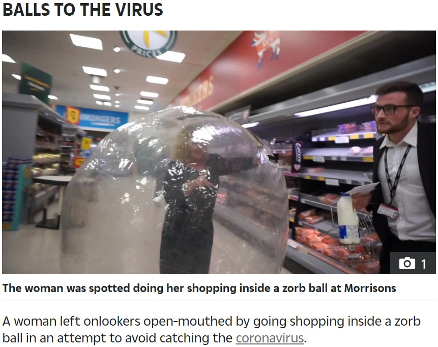 バブルボールを回しながらスーパーにやって来た女性（画像は『The Sun　2020年3月25日付「SIGN OF THE TIMES Weird world of coronavirus Britain as woman shops in zorb ball at Morrisons」』のスクリーンショット）