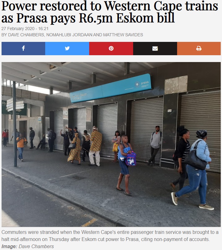 立ち往生する通勤者たち（画像は『TimesLIVE　2020年2月27日「Power restored to Western Cape trains as Prasa pays R6.5m Eskom bill」（Image: Dave Chambers）』のスクリーンショット）