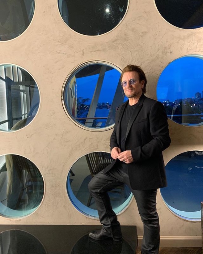 3年ぶりに新曲を発表したボノ（画像は『U2 Official　2019年4月8日付Instagram「Square in the circle... Abidjan, Côte d’Ivoire.... Bono」』のスクリーンショット）
