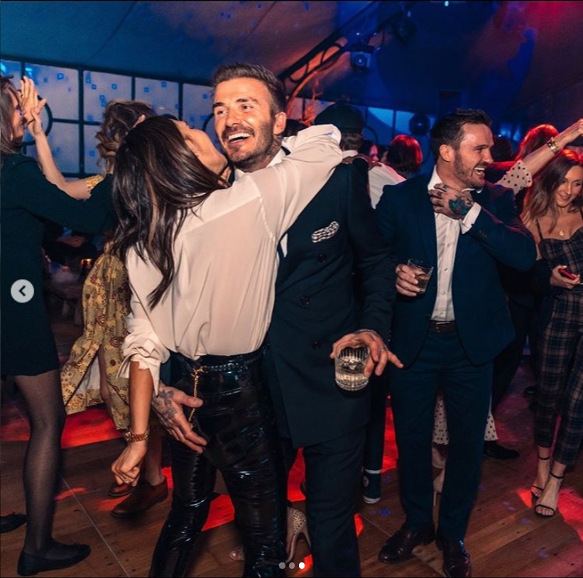 デヴィッド・ベッカム、手は妻ヴィクトリアのお尻に…（画像は『Victoria Beckham　2020年3月8日付Instagram「Dancing till 6am!」』のスクリーンショット）
