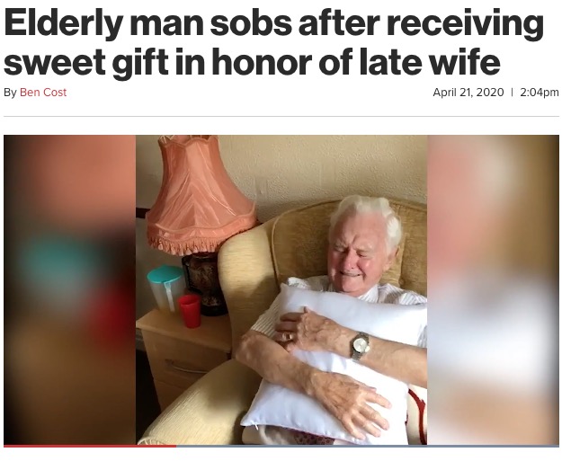 贈られたクッションを見て感極まる94歳男性（画像は『New York Post　2020年4月21日付「Elderly man sobs after receiving sweet gift in honor of late wife」』のスクリーンショット）