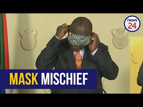 マスクを装着するラマポーザ大統領だったが…（画像は『News24　2020年4月23日公開 YouTube「WATCH | Face mask gets the better of President Cyril Ramaphosa」』のサムネイル）