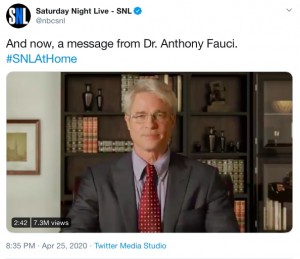 アンソニー・ファウチ博士に扮したブラッド・ピット（画像は『Saturday Night Live - SNL　2020年4月25日付Twitter「And now, a message from Dr. Anthony Fauci.」』のスクリーンショット）