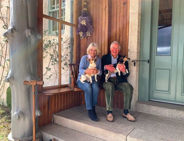 スコットランドのバークホール邸にて自主隔離中のカミラ夫人とチャールズ皇太子（画像は『Clarence House　2020年4月8日付Instagram「Ahead of The Prince of Wales and The Duchess of Cornwall’s 15th wedding anniversary tomorrow, we are sharing this photo of Their Royal Highnesses with The Duchess’s dogs Bluebell and Beth.」』のスクリーンショット）