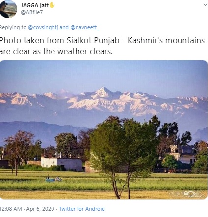 インド北部から近いパキスタンのパンジャーブ州シアールコートから撮影された風景（画像は『JAGGA jatt　2020年4月6日付Twitter「Photo taken from Sialkot Punjab - Kashmir’s mountains are clear as the weather clears.」』のスクリーンショット）