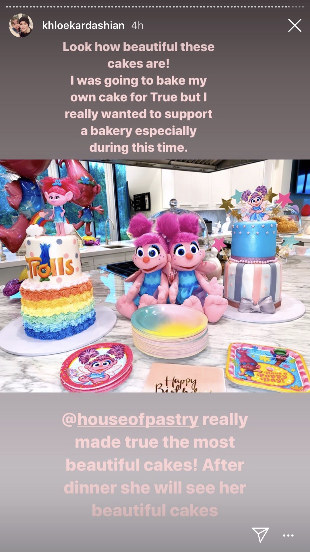 豪華なケーキは『トロールズ』（画像は『Khloé　2020年4月12日付Instagram』のスクリーンショット）