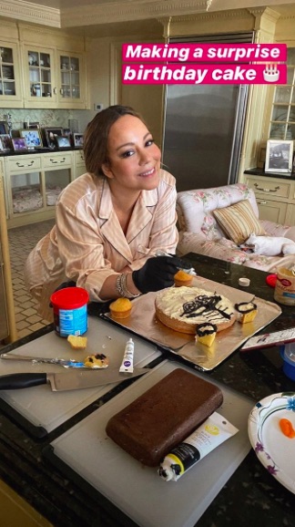 ケーキ作りに挑戦したマライア・キャリー（画像は『Mariah Carey　2020年4月11日付Instagram』のスクリーンショット）