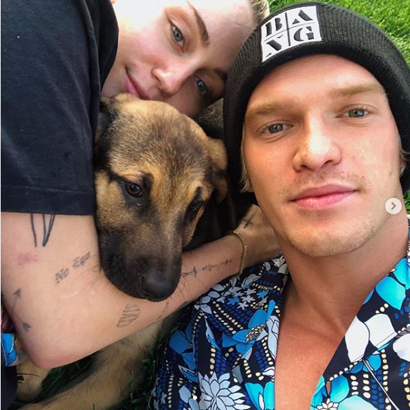 最近引き取ったばかりの犬“ボー”との3ショット（画像は『Cody Simpson　2020年3月24日付Instagram「Baby boy Bo.」』のスクリーンショット）