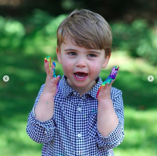 キュートな表情を見せるルイ王子（画像は『Kensington Palace　2020年4月22日付Instagram「Sharing a sneak peek of Prince Louis’s handiwork ahead of his second birthday!」』のスクリーンショット）