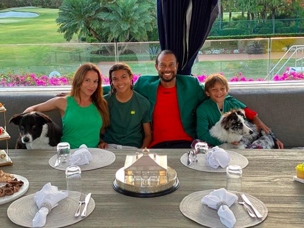 恋人や子供達と並ぶタイガー・ウッズ（画像は『Tiger Woods　2020年4月7日付Instagram「Masters Champions Dinner quarantine style.」』のスクリーンショット）