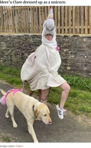 しっかり4本の足があるユニコーン（画像は『Bored Panda　2020年4月13日付「Woman Wears Bizarre Costumes While Walking Her Dog During The Quarantine And He Looks Embarrassed」（Image credits: Caters）』のスクリーンショット）