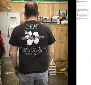 「助けが必要な時は、肩を叩いて下さい」と書かれたTシャツ（画像は『Matthew Alan Simmons　2020年4月12日付Facebook「Hello everyone! I work part time at Trader Joe’s on the weekends.」』のスクリーンショット）