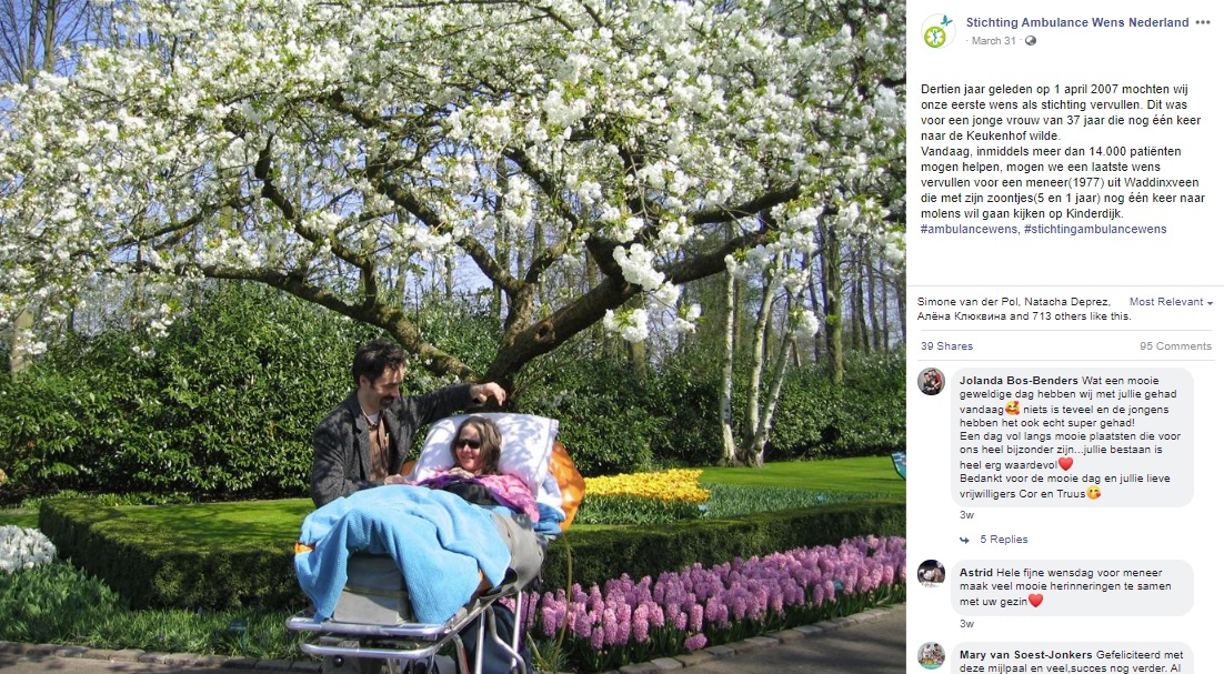桜の木の下で笑顔を見せる女性（画像は『Stichting Ambulance Wens Nederland　2020年3月31日付Facebook「Dertien jaar geleden op 1 april 2007 mochten wij onze eerste wens als stichting vervullen.」』のスクリーンショット）
