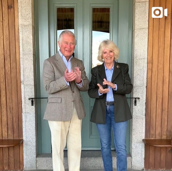 拍手を捧げたチャールズ皇太子とカミラ夫人（画像は『Clarence House　2020年4月23日付Instagram「＃ClapForOurCarers」』のスクリーンショット）