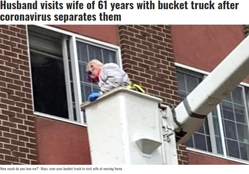 高所作業車を使って3階にいる妻と面会する男性（画像は『WMC Action News 5　2020年4月12日付「Husband visits wife of 61 years with bucket truck after coronavirus separates them」（Source: Nick Avtges/WFXT/Cox/CNN）』のスクリーンショット）