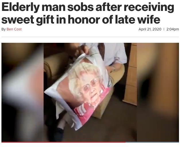 クッションには亡き妻の顔写真が…（画像は『New York Post　2020年4月21日付「Elderly man sobs after receiving sweet gift in honor of late wife」』のスクリーンショット）
