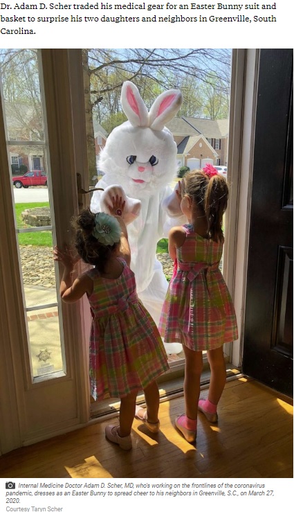 イースターバニーになって近所を回る医師（画像は『ABC News　2020年4月9日付「Doctor dresses up in bunny suit to spread Easter cheer」（Courtesy Taryn Scher）』のスクリーンショット）