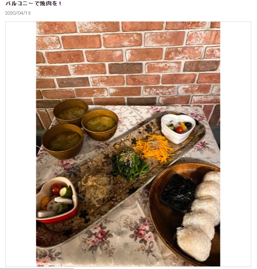 堀ちえみが用意したナムル、味噌汁、玄米おにぎり（画像は『堀ちえみオフィシャルブログ　2020年4月19日付「バルコニーで焼肉を！」』のスクリーンショット）