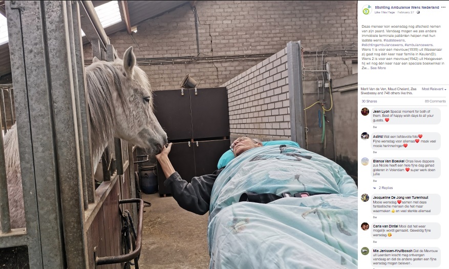 馬と最期の別れを告げる男性（画像は『Stichting Ambulance Wens Nederland　2020年2月27日付Facebook「Deze meneer kon woensdag nog afscheid nemen van zijn paard.」』のスクリーンショット）