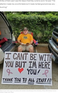 妻が見えるように大きな看板を作ったアルバートさん（画像は『Good Morning America　2020年4月7日付「Husband holds sign outside for wife who has to go to chemotherapy alone because of coronavirus」（Kelly Conner）』のスクリーンショット）