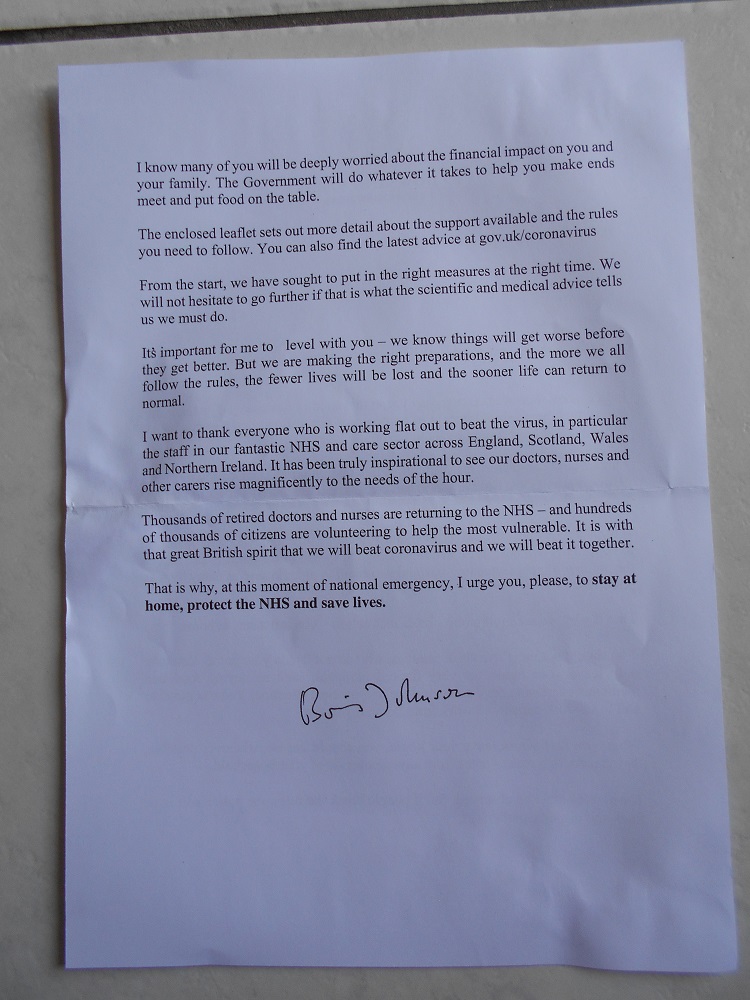 ジョンソン首相のサインが入った手紙が届く