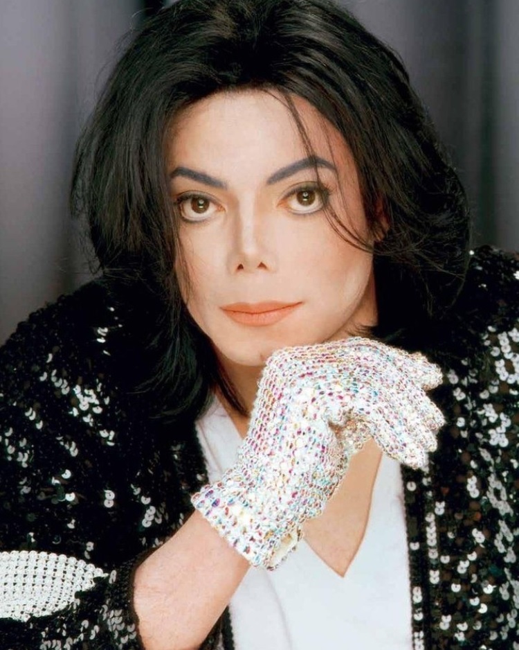 片手だけに手袋をはめていたマイケル・ジャクソン（画像は『Michael Jackson　2019年12月6日付Instagram「“I always want to do music that influences and inspires each generation. Let’s face it. Who wants mortality?”」』のスクリーンショット）