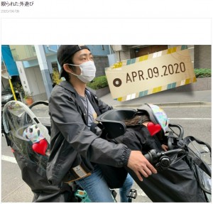 石田明、双子の娘を自転車に乗せて（画像は『NON STYLE 石田明　2020年4月9日付オフィシャルブログ「限られた外遊び」』のスクリーンショット）