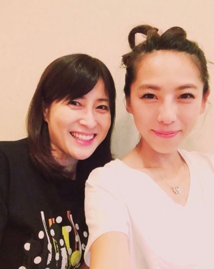 『はなまるマーケット』で2年間共演した岡江久美子さんと矢沢心（画像は『矢沢心　2020年4月23日付Instagram「突然の訃報に驚いています」』のスクリーンショット）