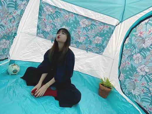 テラスに張ったテントでくつろぐ大塚愛（画像は『AIO 大塚 愛　2020年4月16日付Instagram「家のテラスにテントをだして」』のスクリーンショット）