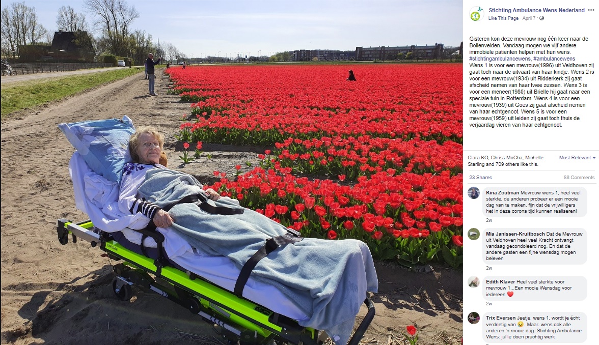 真っ赤なチューリップ畑の前で写真撮影も（画像は『Stichting Ambulance Wens Nederland　2020年4月7日付Facebook「Gisteren kon deze mevrouw nog één keer naar de Bollenvelden.」』のスクリーンショット）