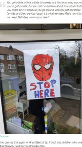 窓に貼られた「ここで止まってね」のサイン（画像は『InspireMore.com　2020年4月11日付「Neighborhood Spider-Men Are Spreading Joy To Quarantined Children With Daily Visits.」（Facebook）』のスクリーンショット）