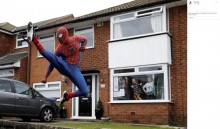 【海外発！Breaking News】子供らのため毎日走るスパイダーマン　窓には「ここに来てね」の貼り紙も（英）